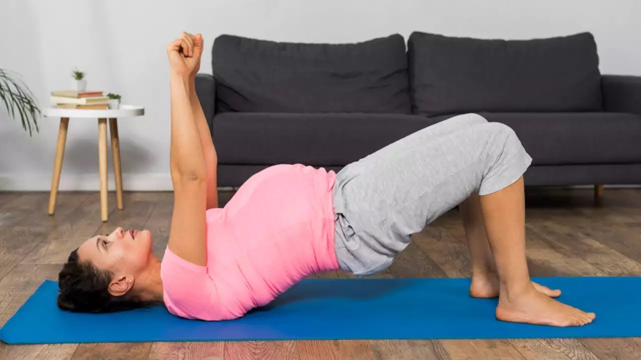Donna che pratica yoga: movimento e fiducia nel quotidiano
